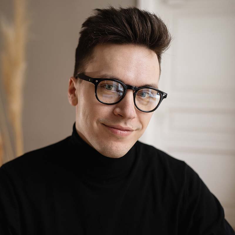 portrait man with smart glasses looks at the camer DNPM49X RG Services Multiservices